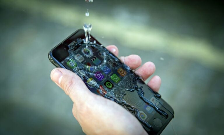 Πώς να «σώσεις» το κινητό σου αν έπεσε στη θάλασσα