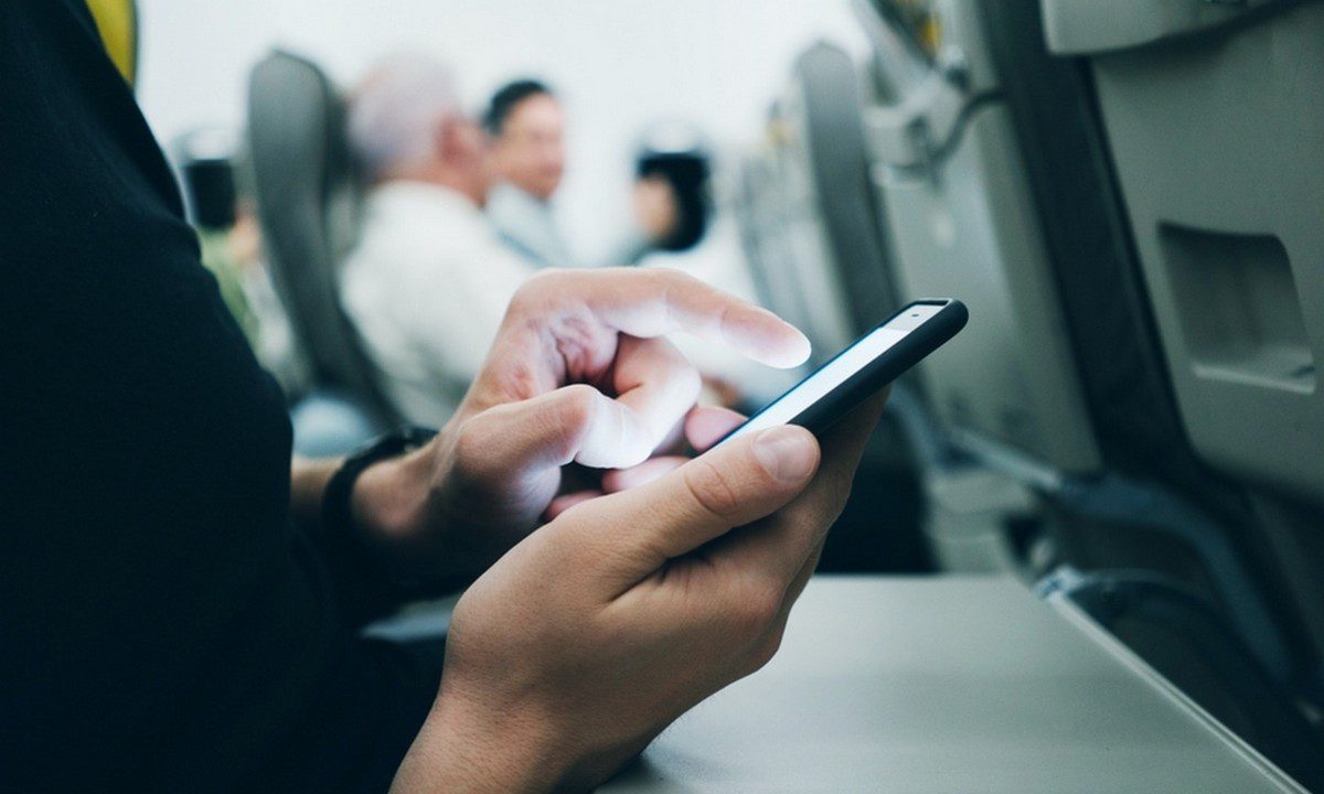 Πιλότος αποκαλύπτει τι πραγματικά συμβαίνει αν δεν κλείνετε το κινητό στο αεροπλάνο
