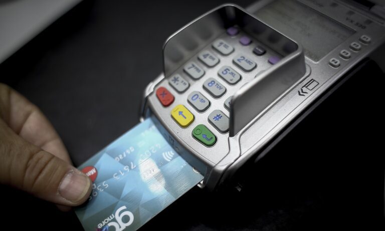 Πληρωμές με κάρτα: Αλλάζουν όλα σε ταμειακές και POS – Τι θα γίνει στα καταστήματα