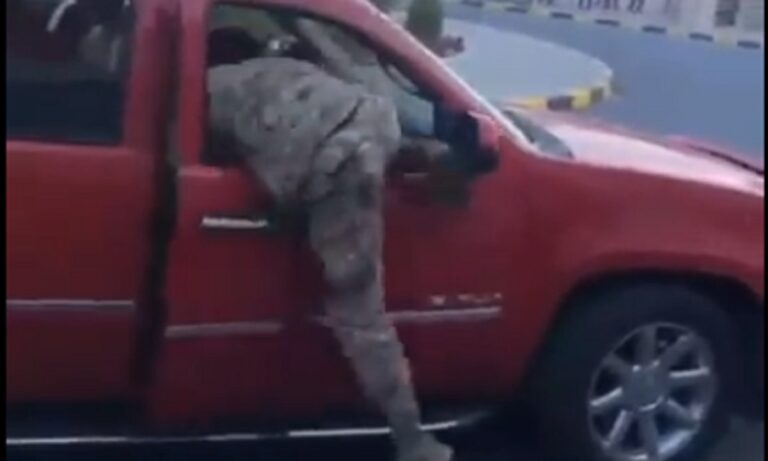 Yπουργός Άμυνας πήγε επίσκεψη όμως ξέχασαν να του πουν ότι θα έχει και βεγγαλικά – Δείτε τι έγινε