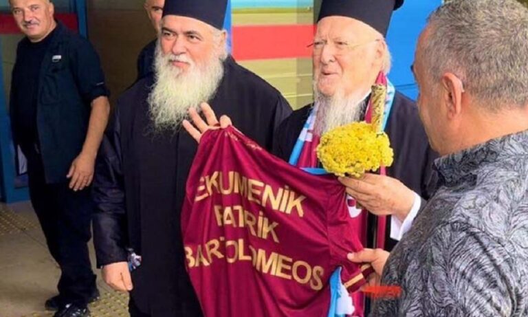 Τουρκία: Θύελλα αντιδράσεων από ακραίες φωνές για το «Οικουμενικός Πατριάρχης» στην φανέλα που δόθηκε στον Βαρθολομαίο.