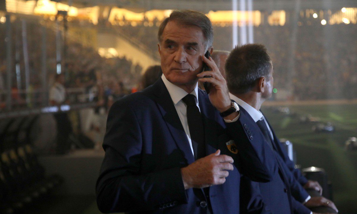 Κατά την παρουσίαση των «Θρύλων» της ΑΕΚ ο Ντέμης Νικολαΐδης αποθεώθηκε, εν αντιθέσει με τον Μπάγεβιτς που δέχθηκε κάποιες αποδοκιμασίες. 