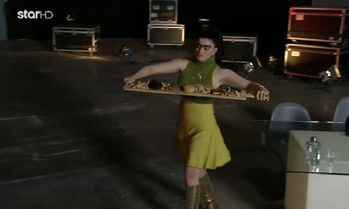 GNTM: Η Σοφία Χατζηπαντελή μπήκε στο πλατό με δίσκο γεμάτο φαγητά και το Twitter τη… δίκασε