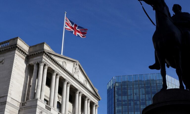 Αγγλία: Η λίρα πέφτει, τα επιτόκια αυξάνονται