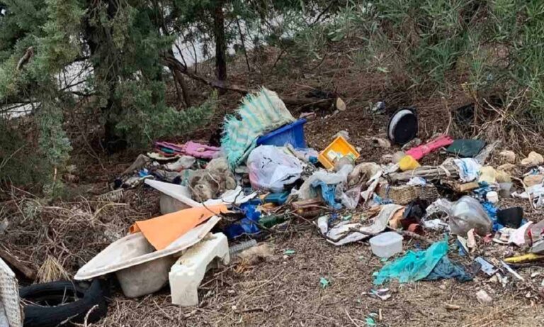 Δ' Αθλητικό Κέντρο Ηλιούπολης: Μίας ώρα δουλειά με τα σκουπίδια απ' έξω όμως δεν ασχολούνται οι αρμόδιοι