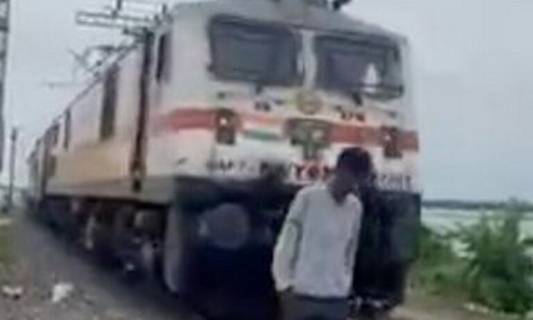 Ινδία: Χτυπήθηκε από τρένο αλλά επέζησε – Σοκαριστικό video