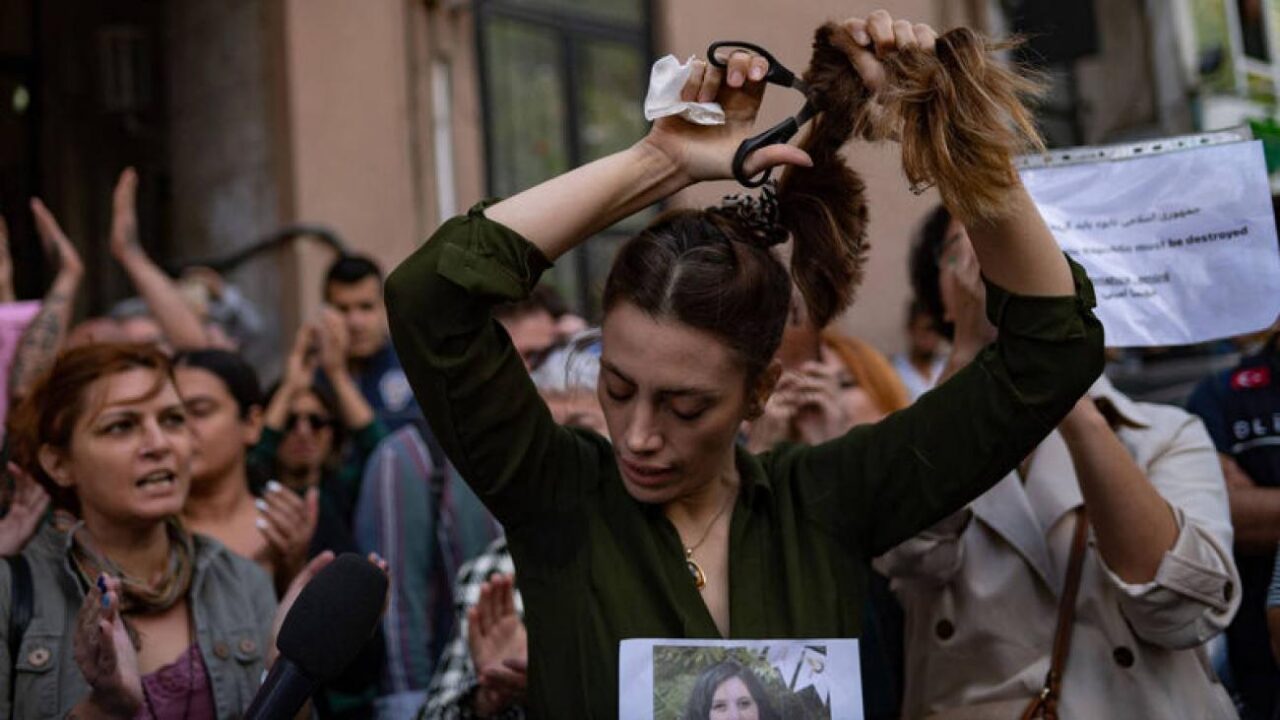 Οι γυναίκες του Ιράν μάχονται για να αποτινάξουν την σκλαβιά της μαντήλας, αλλά η Ευρώπη προ πολλού έχει ανοίξει την αγκαλιά της στον σκοταδισμό.
