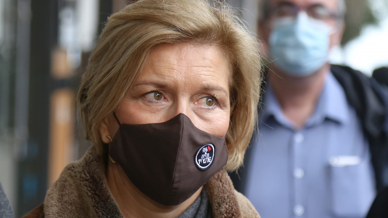 Γιούχα στη Μίνα Γκάγκα από υγειονομικούς σε αναστολή: «Ντροπή σου, πεινούν οι συνάδελφοί σου» (vid)