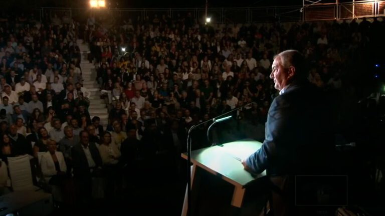 Οργή και αντιδράσεις στο πρωθυπουργικό περιβάλλον προκάλεσε η αιχμηρή ομιλία που πραγματοποίησε στα Ανώγεια ο Κώστας Καραμανλής.