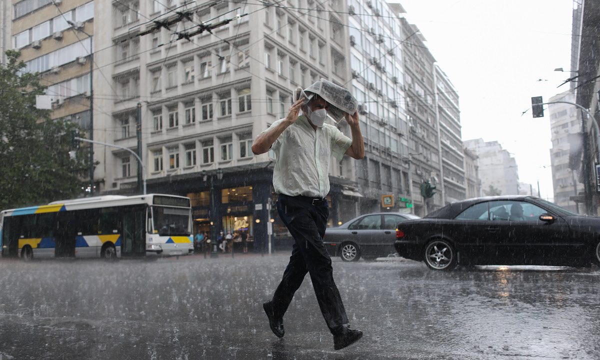 Ισχυρές βροχές και καταιγίδες αναμένονται από το βράδυ της Κυριακής μέχρι το απόγευμα της Δευτέρας σε μεγάλο μέρος της χώρας,
