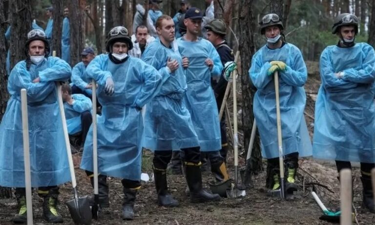 Ουκρανία: Εκατοντάδες αυτοσχέδιοι τάφοι σε δάσος – Εγκλήματα πολέμου;