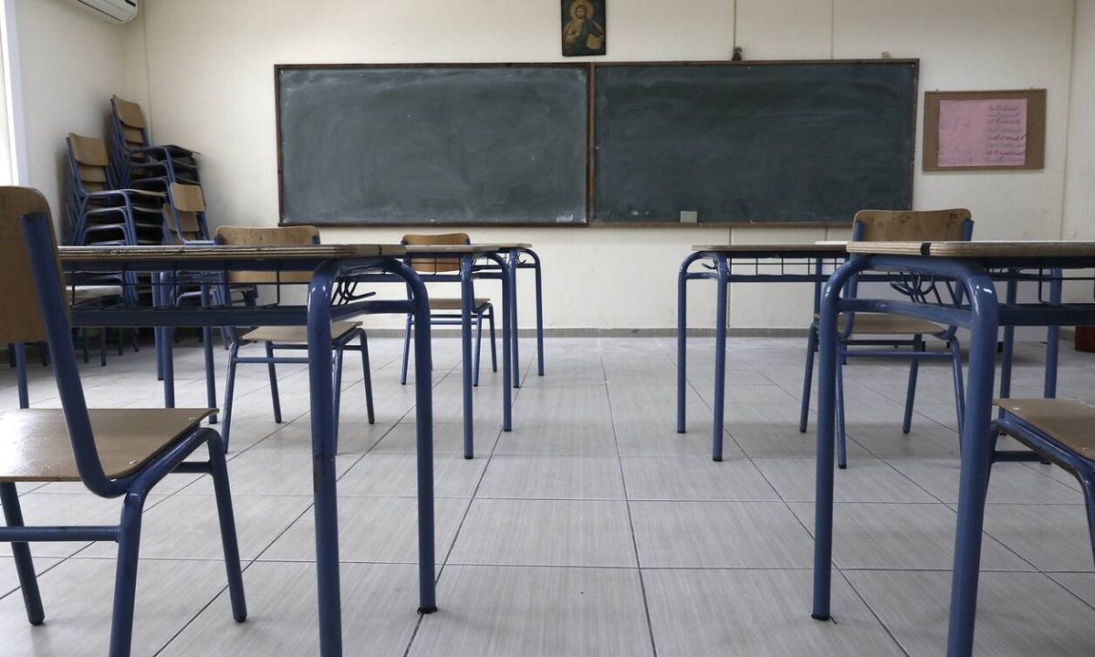 Αδιανόητο σκηνικό στη Σαντορίνη – Δάσκαλος μένει στο σχολείο γιατί δεν βρίσκει σπίτι να νοικιάσει