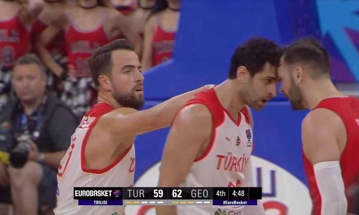 Μεγάλη ένταση ανάμεσα στους Σανάτζε - Κορκμάζ, στο Τουρκία - Γεωργία, για την 3η αγωνιστική του Ευρωμπάσκετ. Αποβλήθηκαν οι δύο παίκτες.