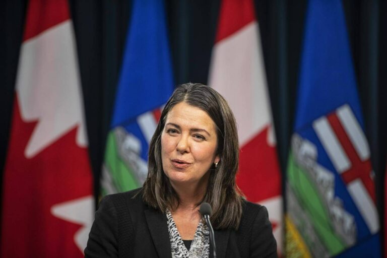 Πρωθυπουργός της καναδικής Αλμπέρτα: Συγγνώμη στους ανεμβολίαστους για τις απολύσεις και τις διακρίσεις