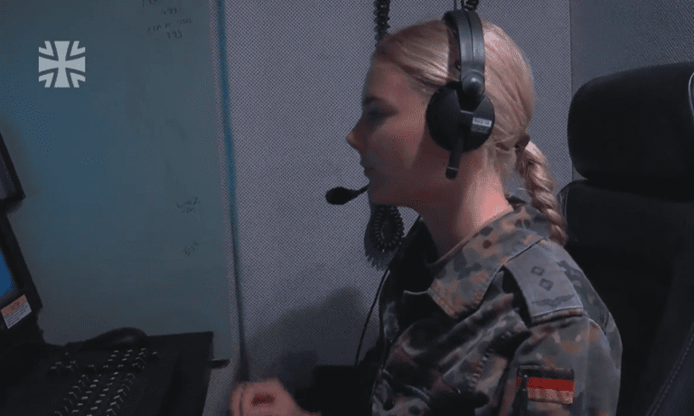 Αυτή είναι η πανέμορφη ξανθιά Γερμανίδα αξιωματικός που ρίχνει με τους ελληνικούς Πάτριοτ – Τρέλανε κόσμο
