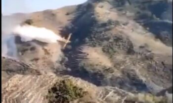 Απίστευτο βίντεο: Καναντέρ πέφτει στα βράχια την ώρα που σβήνει φωτιά (vid)