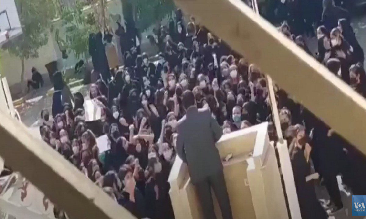 Ιράν: Μαθήτριες «κράζουν» παραστρατιωτικό ομιλητή - Video