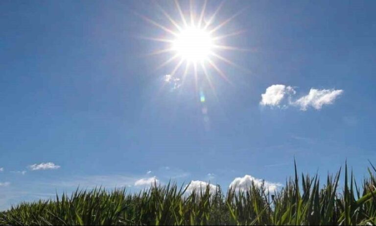 Καιρός: Το καλοκαίρι καλά κρατεί – Ζέστη και ηλιοφάνεια στο μεγαλύτερο μέρος της χώρας