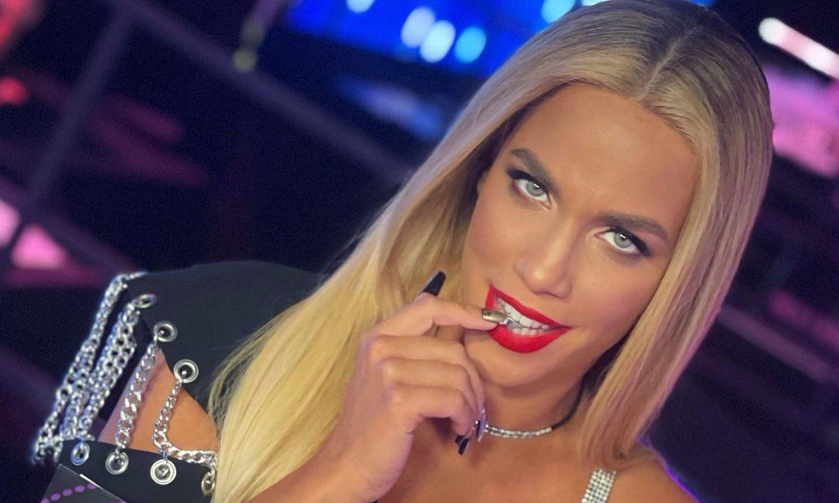 Η Κατερίνα Στικούδη λύνει τον «γρίφο» για το ξανθό μαλλί που «έριξε» το Twitter