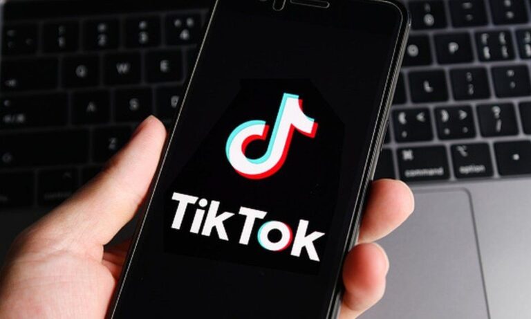 Η πλατφόρμα που είναι γνωστή για τα βίντεο της, το TikTok, επεκτείνεται και θα λανσάρει λειτουργία live shopping. Πότε έρχεται στην Ελλάδα