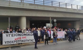 Κοινωνία: Πλήθος κόσμου στην Ευελπίδων για την άδικη σύλληψη 38 υγειονομικών κατά της υποχρεωτικότητας!