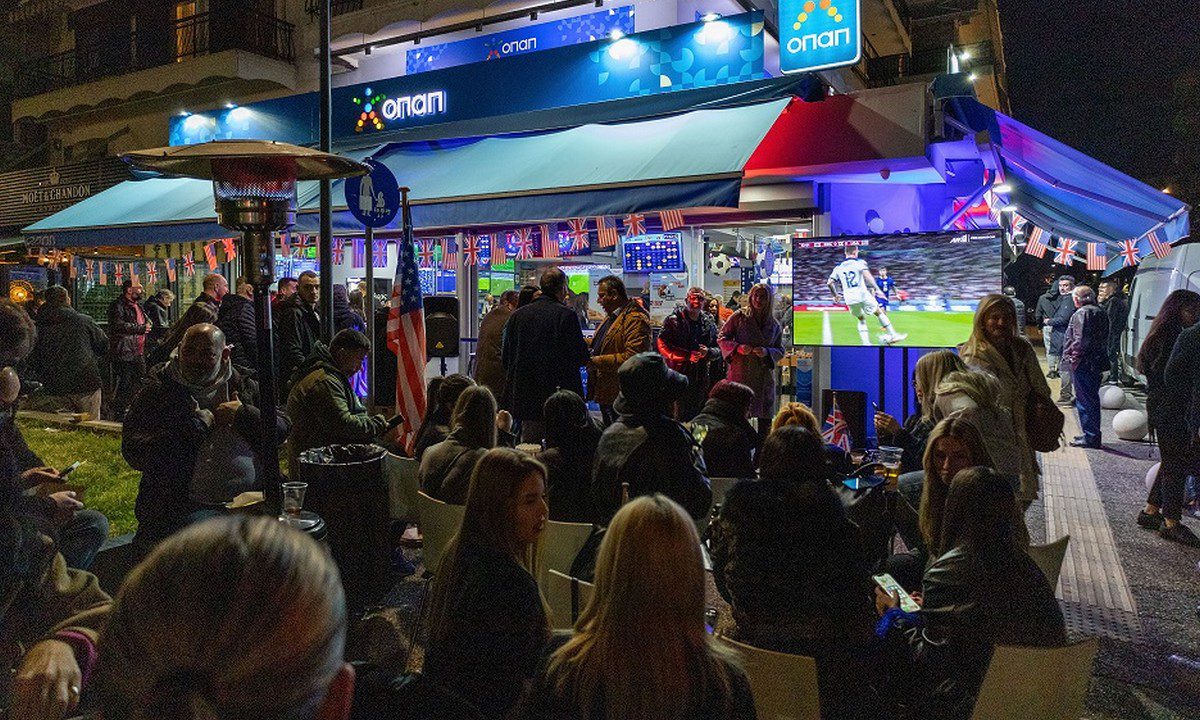 Ο αγώνας Αγγλία-ΗΠΑ όπως τον έζησαν οι φίλαθλοι σε κατάστημα ΟΠΑΠ στη Θεσσαλονίκη – Μια ξεχωριστή βραδιά με ποδοσφαιρική δράση, εκπλήξεις και κλήρωση για ένα μεγάλο δώρο