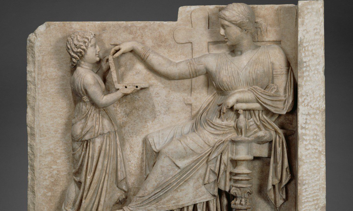 Περίεργη θεωρία για αρχαιοελληνικό άγαλμα γυναίκας με φορητό υπολογιστή - Μιλάνε για ταξίδι στο χρόνο