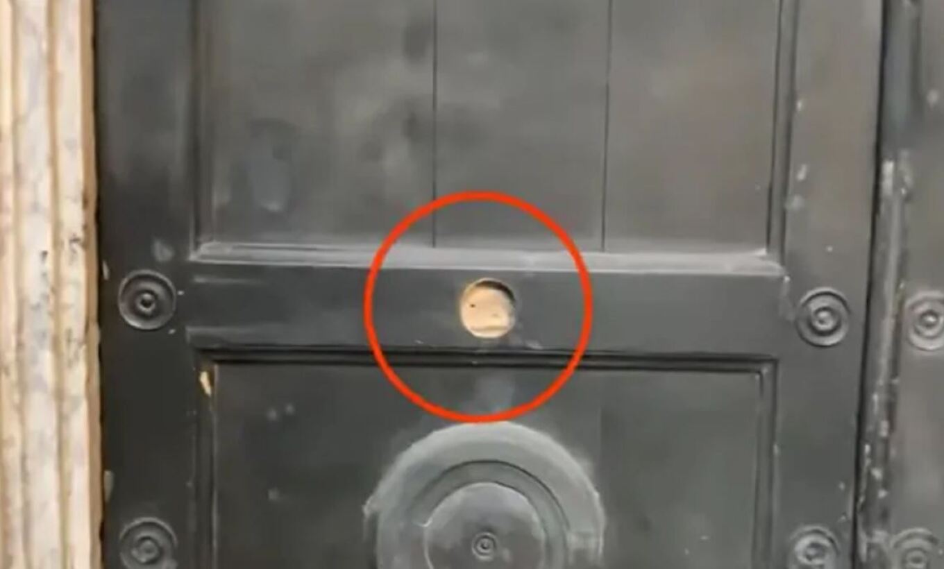 Απίστευτο! Οι Τούρκοι ξύνουν τους τοίχους της Αγιά Σοφιάς και τρώνε τα επιχρίσματα ως ευλογία! Νέα απίστευτη βεβήλωση του χριστιανικού ναού.