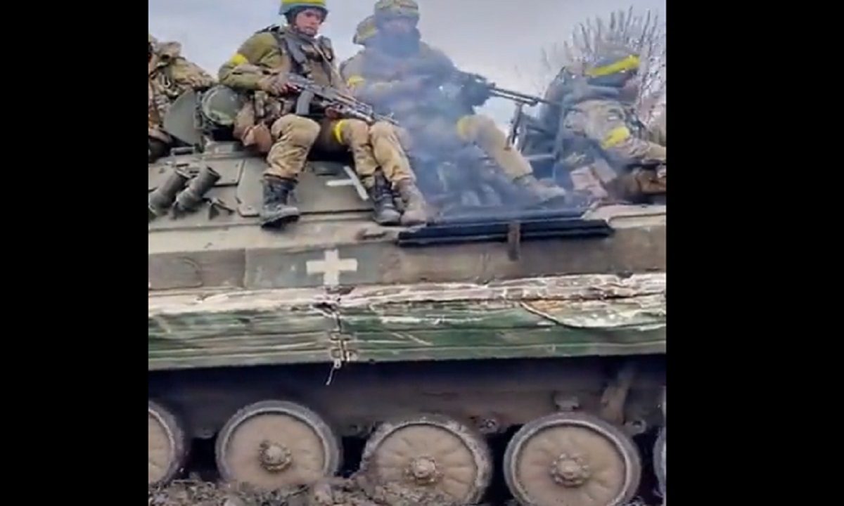 Ασταμάτητα τα ελληνικά BMP στην Ουκρανία – Πάνε παντού με το ελληνικό εθνόσημο