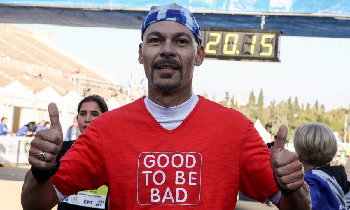 Ο Τάσος Κάκος έτρεξε στον Μαραθώνιο – Κόκκινη μπλούζα με ανάρτηση όλο νόημα!