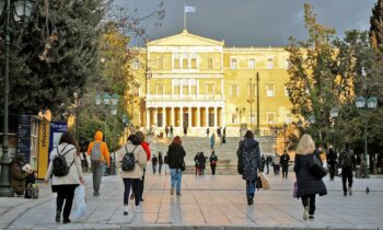 Η ακρίβεια σαρώνει το βιοτικό επίπεδο: 4 στους 5 πολίτες στρέφονται σε τρόφιμα β’ ποιότητας  – 8 στους 10 κόβουν τη διασκέδαση
