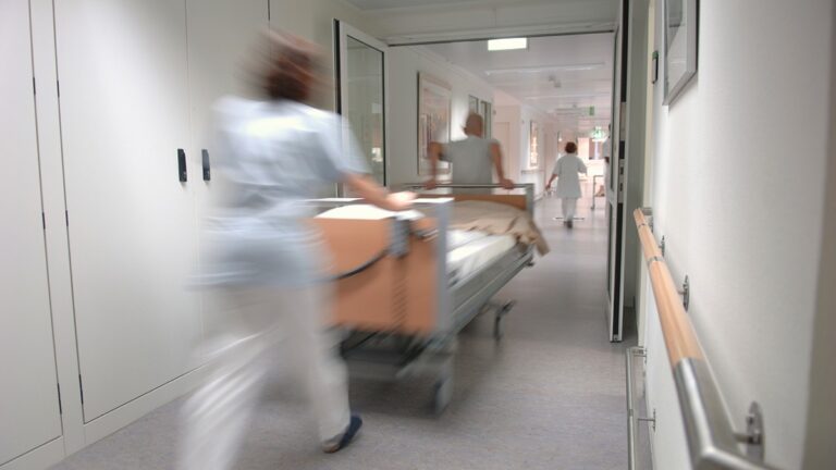«Έμφραγμα» στο ΕΣΥ από έλλειψη τραυματιοφορέων – Υπάλληλοι security και καθαρίστριες μεταφέρουν ασθενείς!