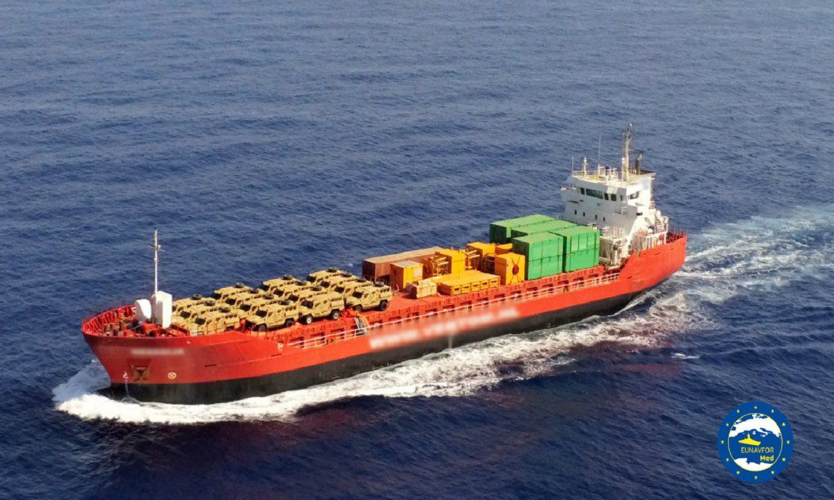 Λιβύη: Βρήκαν πλοίο γεμάτο με στρατιωτικά οχήματα - Ταμάμ για την Ελλάδα