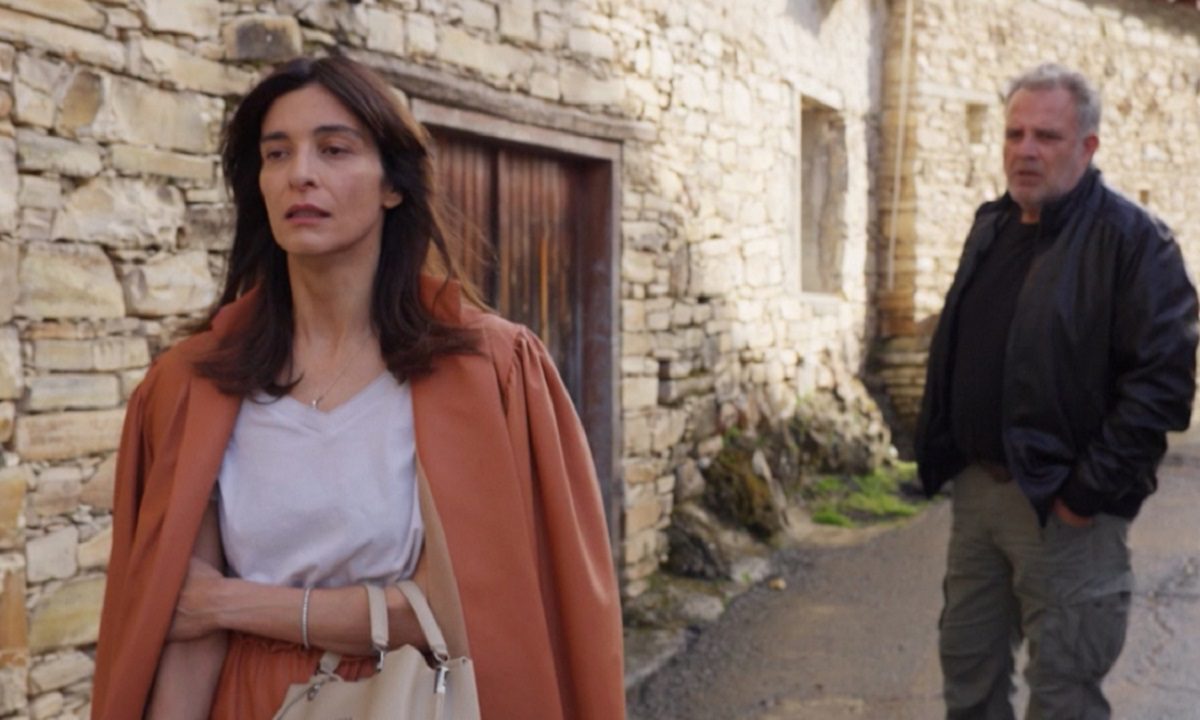 Η γη της ελιάς επόμενα επεισόδια: Σκηνές πάθους Στάθη – Ιουλίας – Ο Σωκράτης τελειώνει τους Βρετάκους!