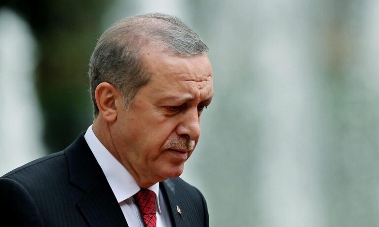 Σχεδόν ταυτόχρονα με την απίστευτη καταγγελία πως ο Ρετζέπ Ταγίπ Ερντογάν είναι πίσω από την τρομοκρατική επίθεση στην Κωνσταντινούπολη, και ένα νέο «χτύπημα» έρχεται για τον Τούρκο πρόεδρο.