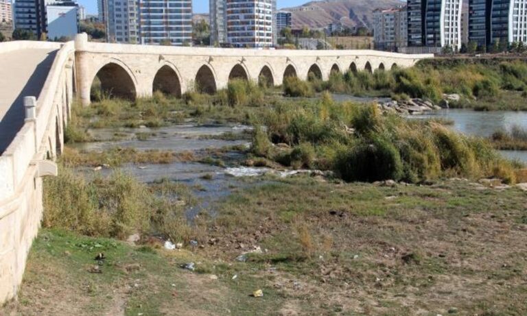 Τουρκία: Απίστευτο! Ο μεγαλύτερος ποταμός της Τουρκίας έγινε λιβάδι – Θα διψάσει κόσμος