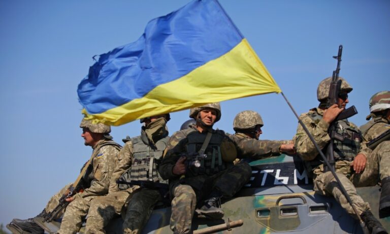 Ετοιμάζουν να εκπαιδεύσουν Ουκρανούς κομάντο σε Ελληνικά στρατόπεδα – Εκεί θα τους πάνε