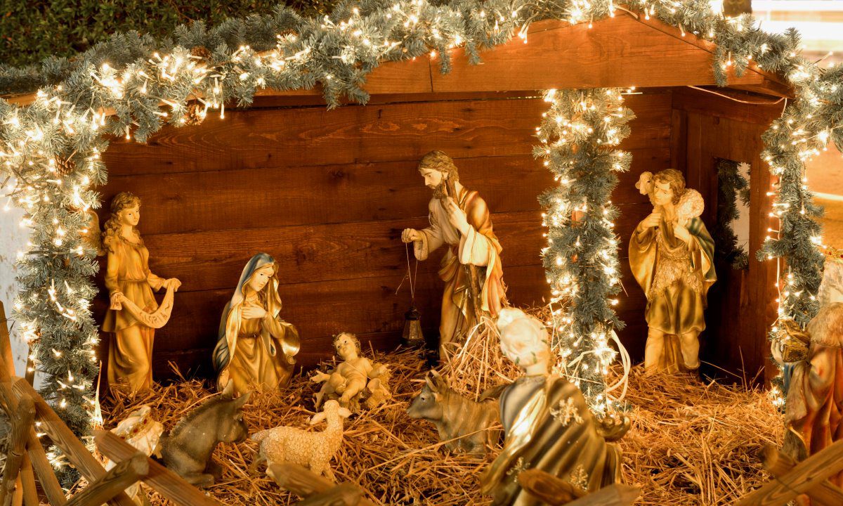 Αλήθεια, τι γιορτάζουμε; Ποιο το ευχάριστο, το εύθυμο, πρόσχαρο γεγονός; Η γέννηση του Χριστού. Ας ευχόμαστε ολόψυχα. Καλά Χριστούγεννα.