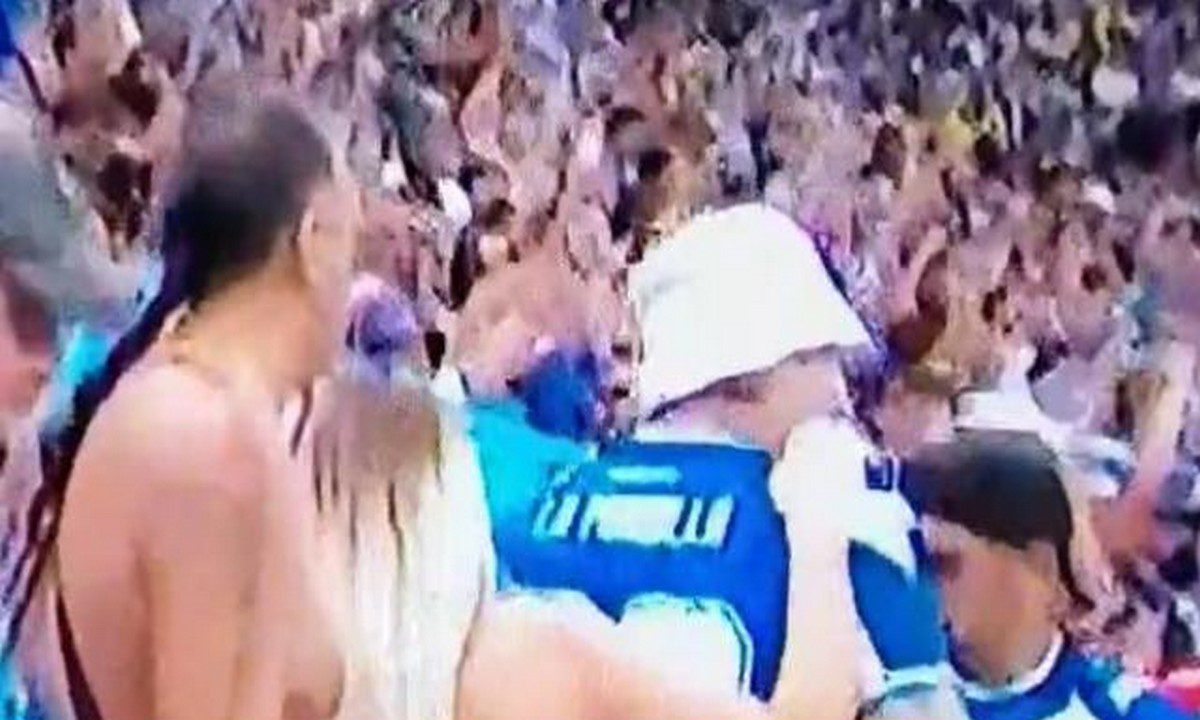 Μουντιάλ 2022: Ψάχνουν να βρουν την οπαδό της Αργεντινής που έβγαλε την μπλούζα στο Κατάρ