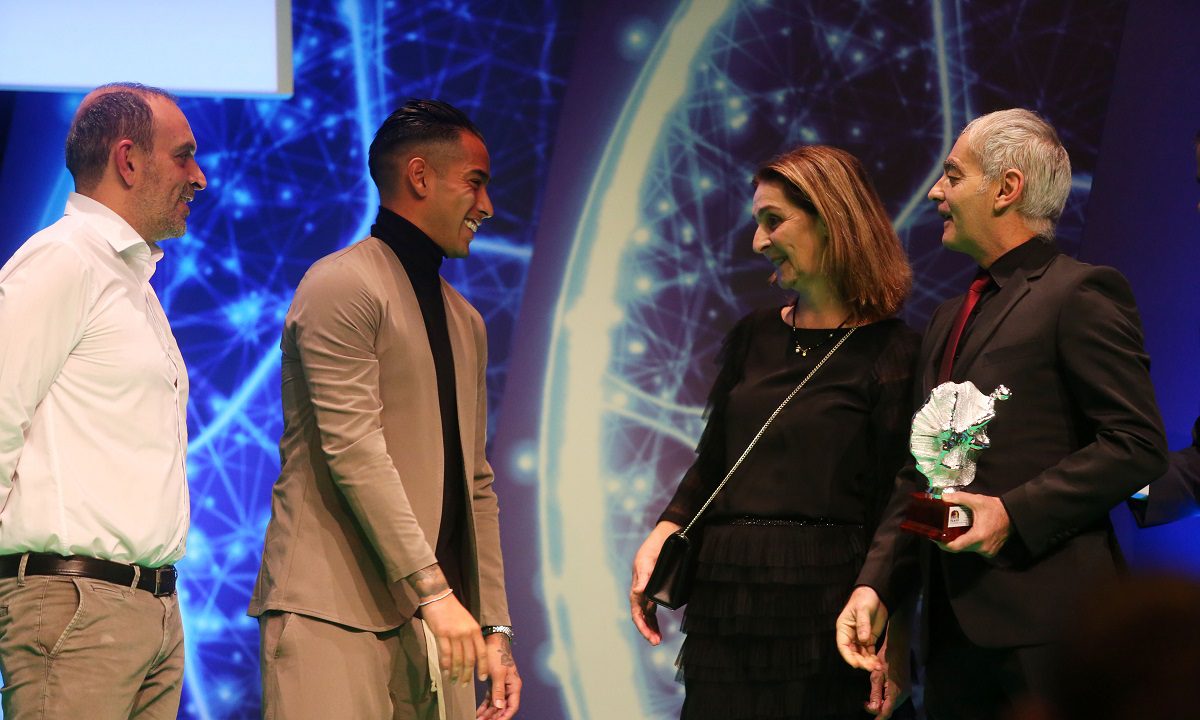 Ο Άλκης τους ένωσε για άλλη μια φορά – Συγκλόνισε η μητέρα του στη βράβευση του Αραούχο! (vid)