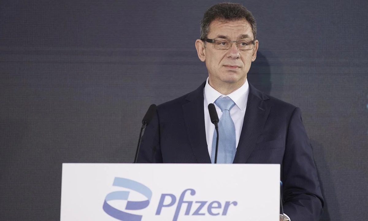 Ράπισμα στη Pfizer η θέση της Βρετανικής Επιτροπής Φαρμάκων: Ο Μπουρλά καταγγέλθηκε για «παραπλάνηση» για τον εμβολιασμό παιδιών