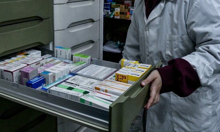 Τρομακτικές ελλείψεις στα φαρμακεία – Λείπουν 500 σκευάσματα και ο Πλεύρης ασχολείται με το τσιγάρο του Μπισμπίκη