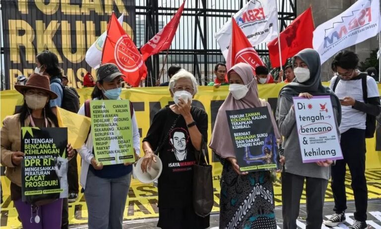 Ινδονησία: Ο ποινικός κώδικας που επηρεάζει πολύ τα ανύπαντρα ζευγάρια – Τι ψηφίστηκε;