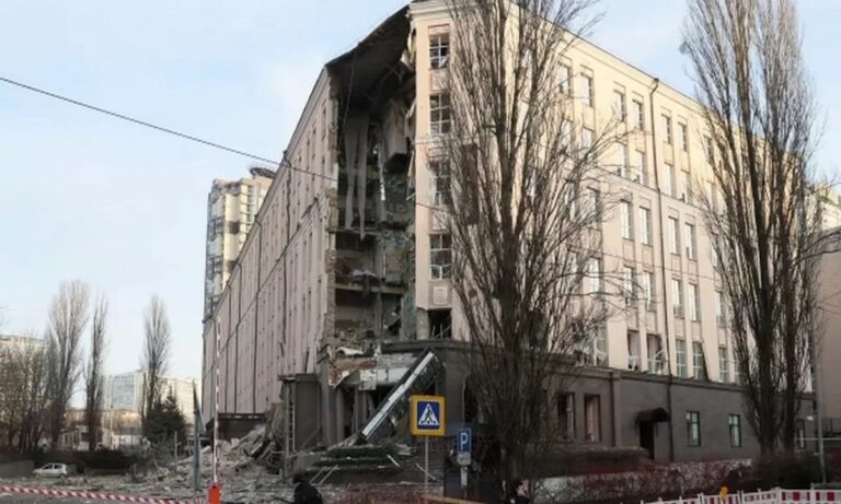 Ουκρανία: Η Πρωτοχρονιά δεν έφερε παύση – Φονικές εκρήξεις στο Κίεβο