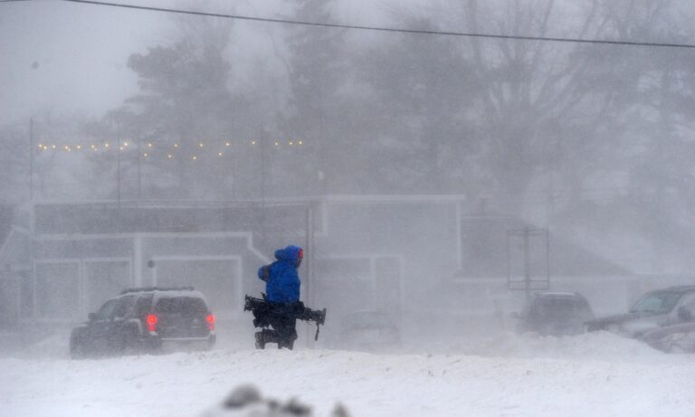 Πρωτοφανής χιονοθύελλα σαρώνει τις ΗΠΑ – Χιλιάδες ακυρώσεις πτήσεων και τα 2/3 του πληθυσμού σε κατάσταση συναγερμού! (vids)
