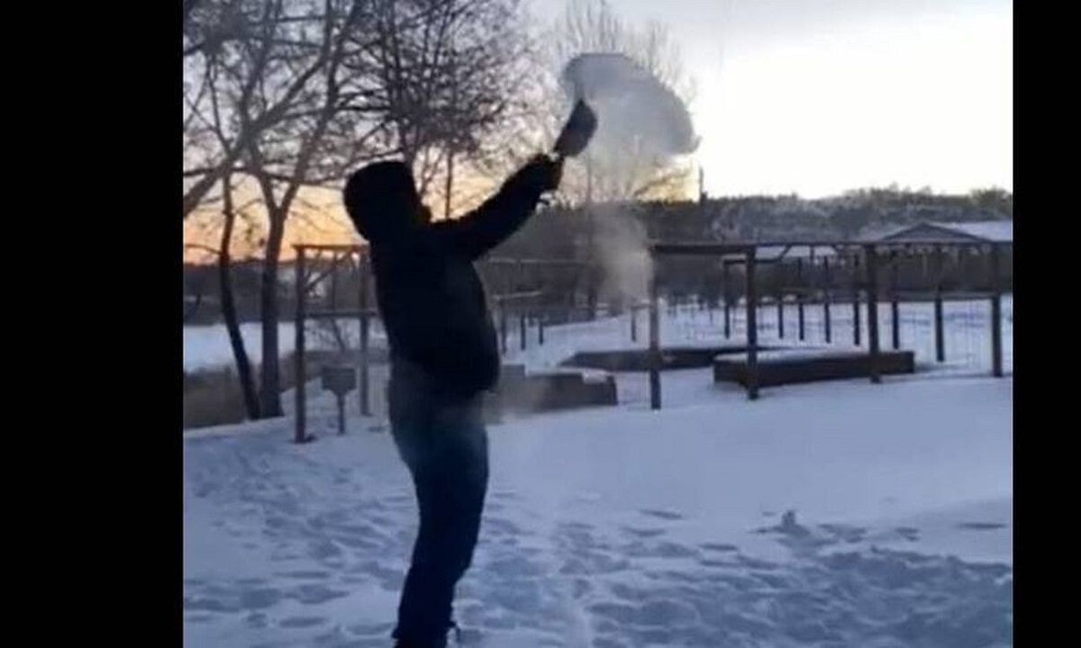 Πώς το καυτό νερό γίνεται χιόνι – Viral βίντεο από τις παγωμένες ΗΠΑ!
