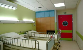 Στον «αυτόματο» η υγεία των παιδιών στη Θεσσαλονίκη: Τραγικές ελλείψεις στα νοσοκομεία – Μόνο 10 ΜΕΘ Παίδων για όλη τη Βόρεια Ελλάδα!