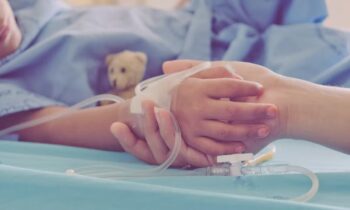 «Έμφραγμα» στα παιδιατρικά νοσοκομεία της Ελλάδας – Ελάχιστες ΜΕΘ και ανύπαρκτη πρωτοβάθμια περίθαλψη δημιουργούν το αδιαχώρητο