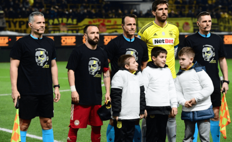 Άρης - Ολυμπιακός: Το πανό που δεν έπρεπε να ανέβει και ο διαιτητής δεν κατέβασε 