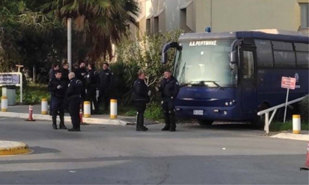 Εικόνες αυταρχισμού στο ΠΑΓΝΗ: Έστειλαν κλούβα των ΜΑΤ στο νοσοκομείο για την επίσκεψη της Μίνας Γκάγκα!